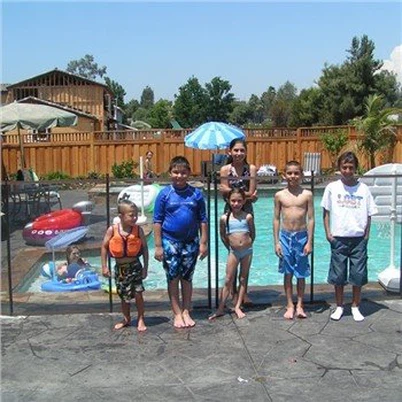 حصار قابل جابجایی در اطراف استخر